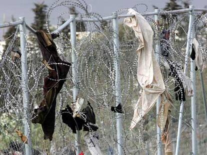 La valla de Melilla, con restos de ropas enganchadas tras un intento de entrada de subsaharianos.