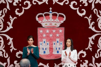 La presidenta de la Comunidad de Madrid, Isabel Díaz Ayuso, y la delegada del Gobierno en Madrid, Mercedes González, en el acto de la Constitución, en la Real Casa de Correos, este viernes.