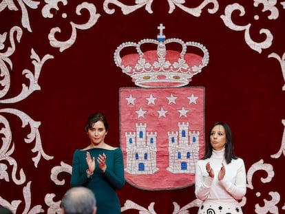 La presidenta de la Comunidad de Madrid, Isabel Díaz Ayuso, y la delegada del Gobierno en Madrid, Mercedes González, en el acto de la Constitución, en la Real Casa de Correos, este viernes.