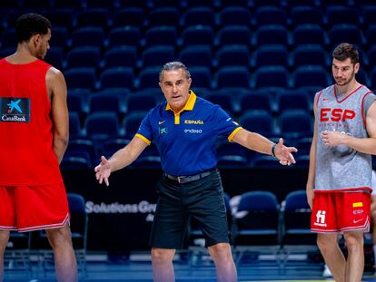 Scariolo dirige un entrenamiento ante Sebas Saiz y Darío Brizuela.