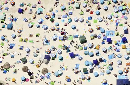 Vista cenital de una playa abarrotada de gente en Shirahama, Japón.