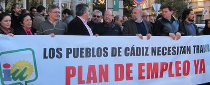 Representantes de IU, antes de encerrarse en la Diputación de Cádiz.