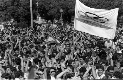 Aquell 17 d'octubre del 1986, gairebé a les 13.00, la ciutat estava pendent del veredicte del COI. A la imatge, la plaça de Catalunya en el moment en què Barcelona és proclamada seu dels Jocs Olímpics del 1992.