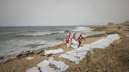 Personal de la International Federation of Red Cross and Red Crescent Societies (IFRC) recogiendo los cuerpos de los migrantes en Libia este martes.