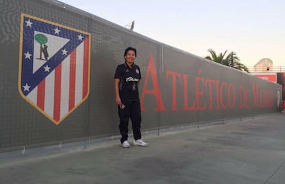 Ibarra en las instalaciones del Atlético de Madrid como parte de una gira de las Xolas en España.