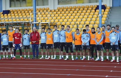 Los jugadores de la selección española guardan un minuto de silencio antes de entrenarse