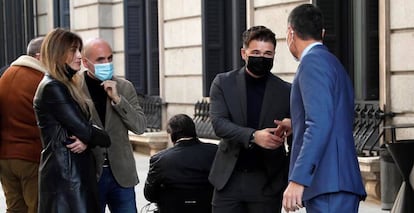 El presidente estrecha la mano del portavoz de ERC en el Congreso, Gabriel Rufián.