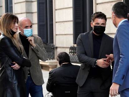 El presidente estrecha la mano del portavoz de ERC en el Congreso, Gabriel Rufián.