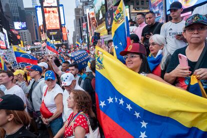 Ciudadanos venezolanos que residen en Estados Unidos participan en una protesta este sábado, para rechazar los resultados de las elecciones celebradas el 28 julio, en Times Square, en Nueva York (Estados Unidos).