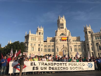 Concentración en la Plaza de Cibeles en defensa del transporte público de Madrid.