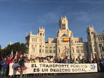 Concentración en la Plaza de Cibeles en defensa del transporte público de Madrid.