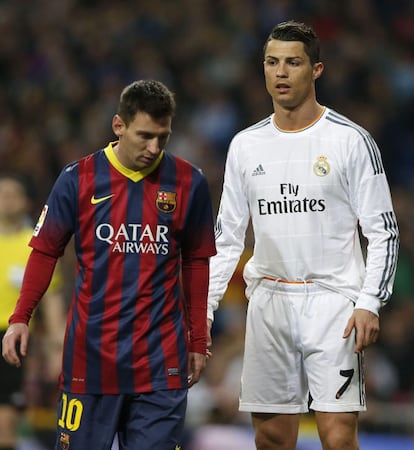 Ronaldo mira a Messi