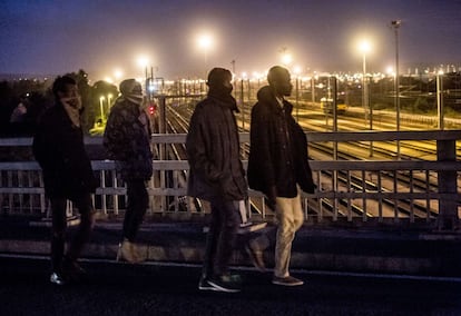 Devido às inúmeras tentativas de imigrantes para entrar no túnel do canal por Calais (França), a ministra do Interior, Theresa May, lidera nesta quarta-feira uma reunião do Cobra, o comitê de emergência do Governo para enfrentar a crise migratória. "Estamos lidando com organizações criminosas terríveis, traficantes de pessoas que lucram com a miséria humana", disse May.