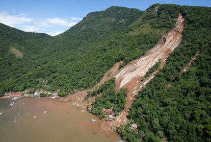 Vista aérea de un deslizamiento de tierra hoy que arrasó un pequeño hotel rural en Ilha Grande, orientado al turismo ecológico en los últimos años