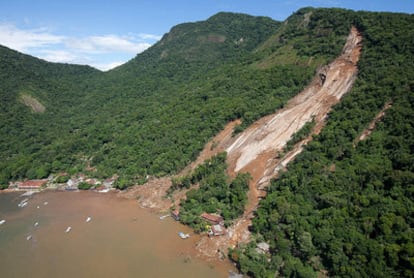 Vista aérea de un deslizamiento de tierra hoy que arrasó un pequeño hotel rural en Ilha Grande, orientado al turismo ecológico en los últimos años