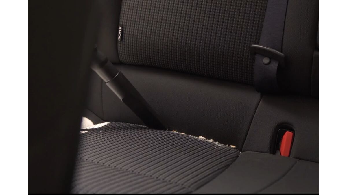 Este aspirador incluye diferentes accesorios como una boquilla para limpiar el coche.