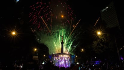 Fuegos artificiales iluminan el cielo detrás del Ángel de la Independencia en Año Nuevo, en 2017.