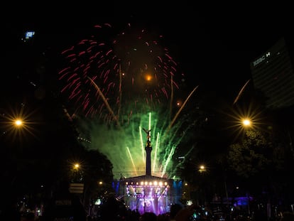 Fuegos artificiales iluminan el cielo detrás del Ángel de la Independencia en Año Nuevo, en 2017.