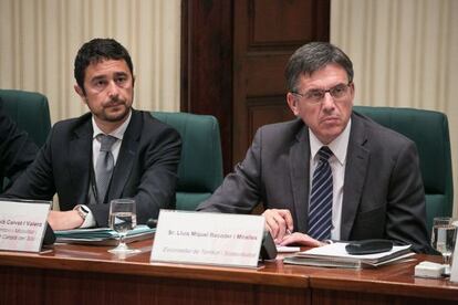 De izquierda a derecha, Dami&agrave; Calvet y Llu&iacute;s Recoder, en el Parlament. 
 