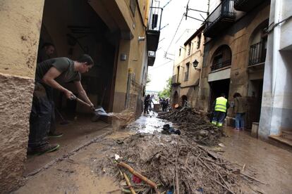 Tareas de limpieza en L'Espluga de Francolí (Tarragona), una de las poblaciones que ha resultado gravemente afectada por las lluvias.