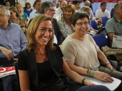 Carmen Chacón, delante del secretario general del PSC, Pere Navarro, en el comité federal del PSOE.