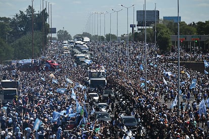 La marea humana era tan cerrada que no permitía el avance de la caravana por las calles de Buenos Aires.