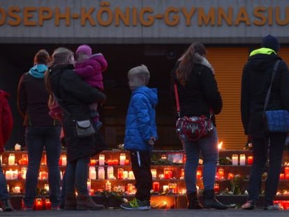 Vecinos a la entrada del instituto de los alumnos y profesoras que volaban en Germanwings.