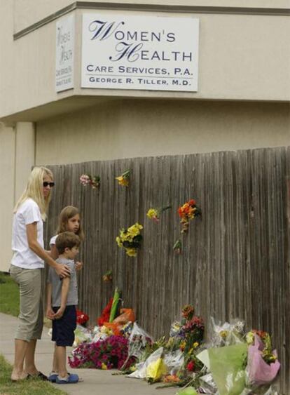 Una mujer y sus dos hijos, junto a la clínica de  Tiller, en Wichita.