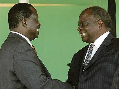 El presidente Mwai Kibaki (derecha) saluda al opositor Raila Odinga.