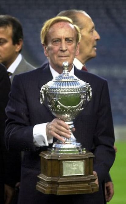Estanislao Basora, en una imagen de 2009, con una de las cinco copas conquistadas en los años 50 con el Barcelona.