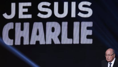 Una proyección de 'Soy Charlie' en homenaje a las víctimas del atentado de la semana pasada al semanario satírico francés 'Charlie Hebdo', se muestra como fondo durante la presentación del presidente de la FIFA, Joseph Blatter.