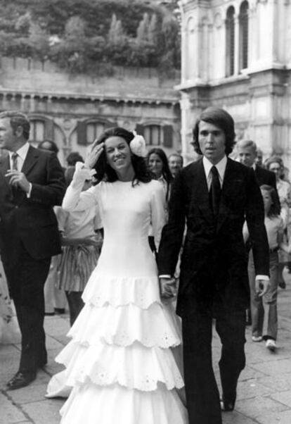 Venecia (Italia), 14 de julio de 1972. El cantante Raphael y Natalia Figueroa abandonan la iglesia de San Zacarías al término de la ceremonia religiosa de su boda.