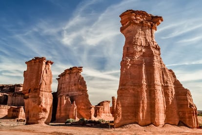 Talampaya es una reserva geológica perteneciente a la misma cuenca geográfica triásica. Sus enormes paredones de arenisca roja han adquirido formas únicas por la erosión del viento y el agua durante más de 45 millones de años. El hombre ha puesto nombre a las formaciones emblemáticas, como “Los Reyes Magos” o “La Catedral”.