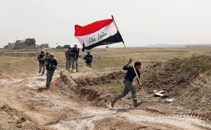 Miembros de las fuerzas iraquís, a las afueras de Tikrit, durante los enfrentamientos contra el Estado Islámico. La coalición militar, liderada por Estados Unidos, ha lanzado siete ataques aéreos contra objetivos del grupo terrorista en varias zonas de Irak desde primera hora del domingo.