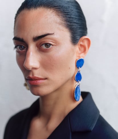 En las piezas de Constanza Vallese (artista, diseñadora y modelo argentina), las flores y la naturaleza dominan el lenguaje creativo.