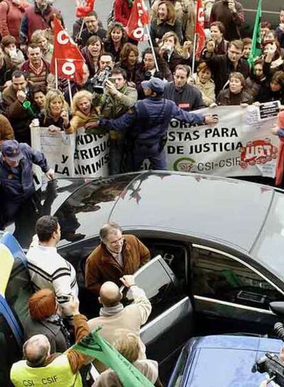 El ministro de Justicia, increpado anteayer en Murcia por huelguistas.