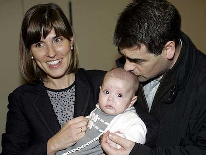 Elena Gallego y César Sigüenza, con su hija Inés.