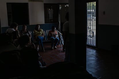 Personas esperan al interior del Centro de Diálisis de Occidente este viernes, en Maracaibo (Venezuela). 