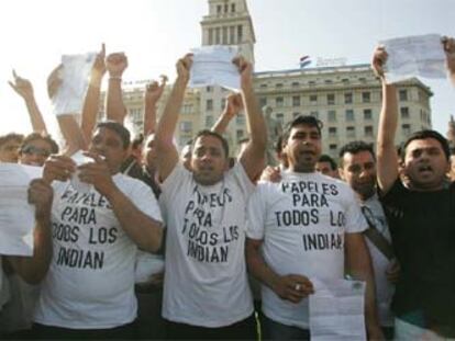 Un grupo de inmigrantes se manifiesta en la plaza de Cataluña, en Barcelona.
