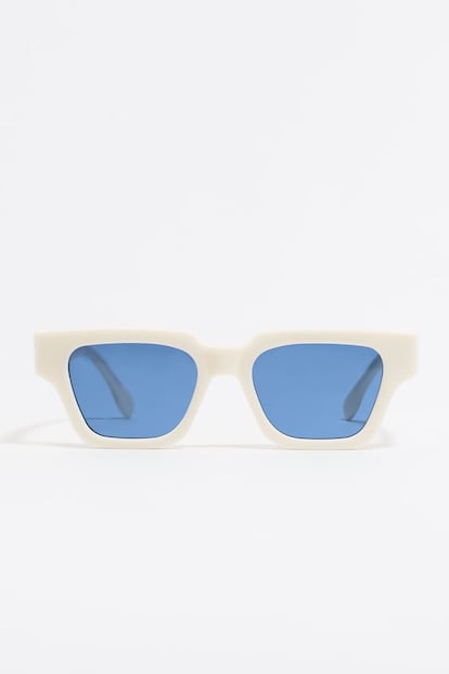 Bimba y Lola firma una de las gafas más refrescantes del verano. Un efecto que consigue gracias a una montura gruesa de color blanco y a unos cristales de color azul.