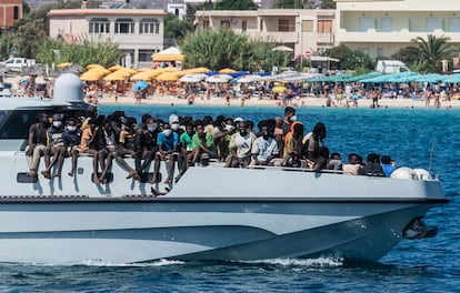 Un grupo de migrantes en un barco de la Guardia di Finanza italiana, el viernes en Lampedusa. 
