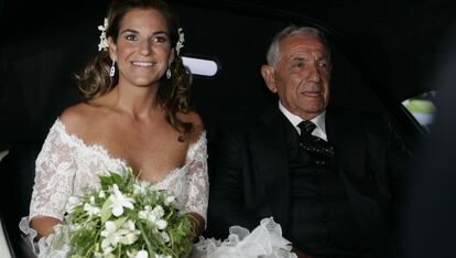 Boda de la tenista Arantxa S&aacute;nchez Vicario, en a imagen, junto a su padre a la llegada a la iglesia. 