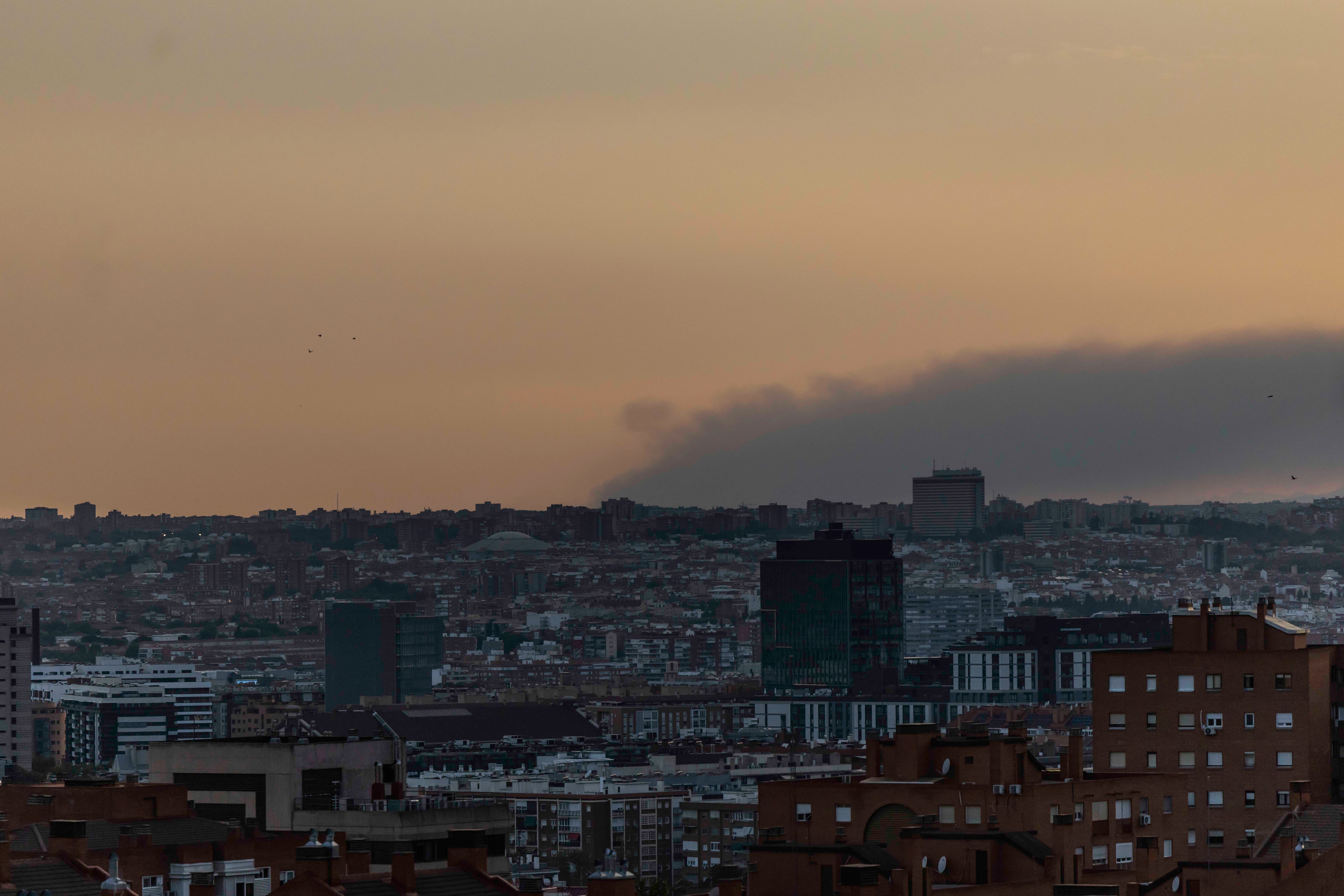 Columna de humo vista desde el Cerro del Tío Pío en Vallecas este jueves.