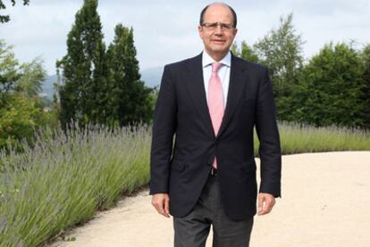 El director de la Cátedra de Orkestra, Eloy Álvarez, en los jardines del Palacio de Aiete, en San Sebastián.