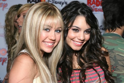 Miley Cyrus con Vanessa Hudgens en un evento de Disney en 2006. Cyrus tenía 14 años. Hudgens fue protagonista de la exitosa saga 'High School Musical'.