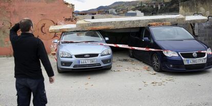 Dos vehículos han sido dañados por un muro que el viento al derribado en Zorrozaurre. 