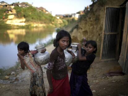 Unas chicas refugiadas rohinyá en el campo de Kutupalong (Bangladés). 