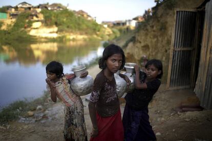 Unas chicas refugiadas rohinyá en el campo de Kutupalong (Bangladés).