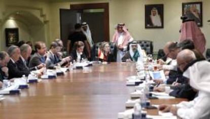 La ministra de Fomento, Ana Pastor conversa con el ministro de Transportes de Arabia Saudí, Jubarah bin Eid Al-Suraiser, durante la reunión que han mantenido esta mañana junto a miembros del consorcio español, durante la segunda jornada de su visita a Arabia Saudí, en la que la ministra supervisa las infraestructuras que las empresas españolas construyen en el país, entre ellas el AVE La Meca-Medina.