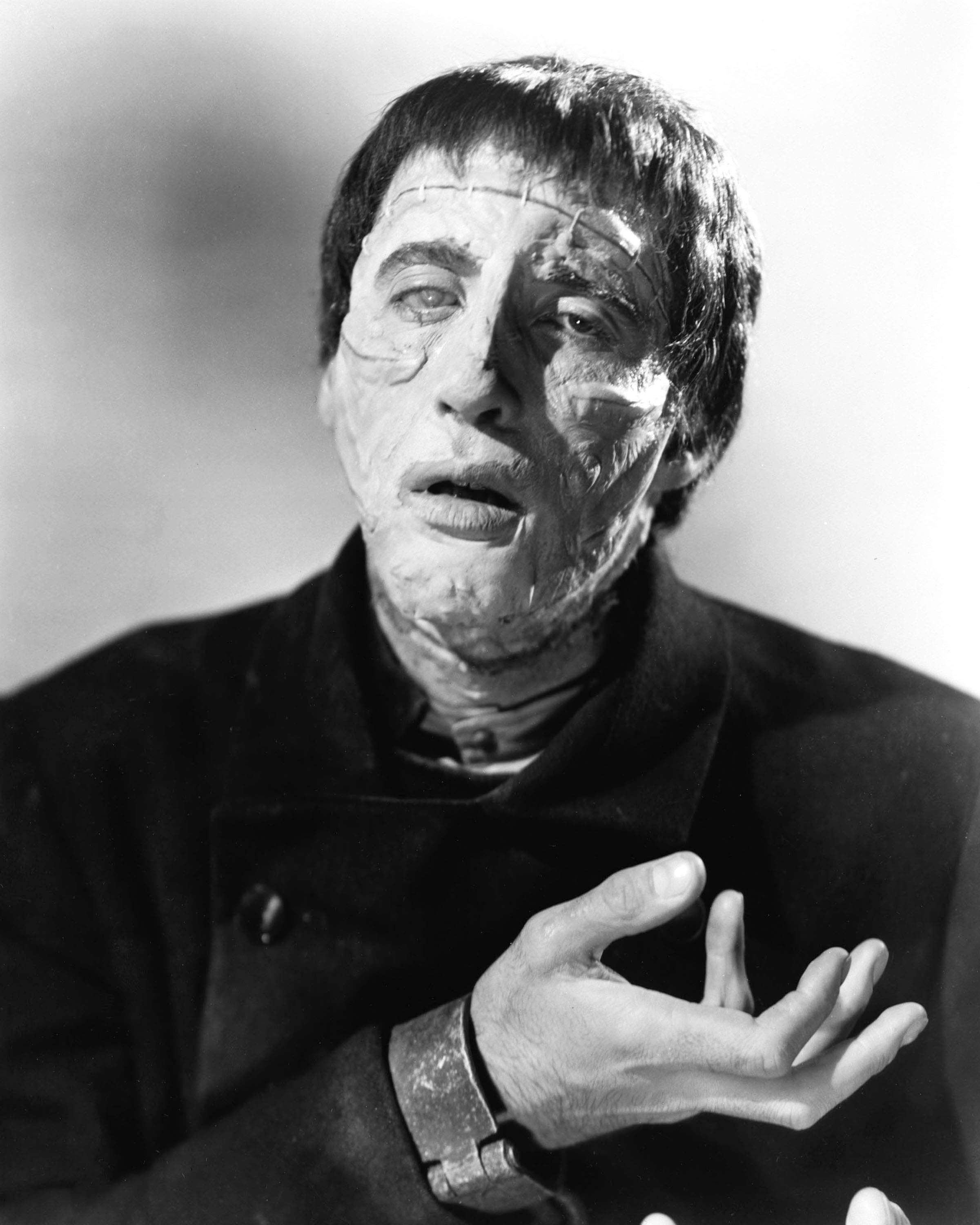 Christopher Lee como la criatura de Frankenstein en 1957.